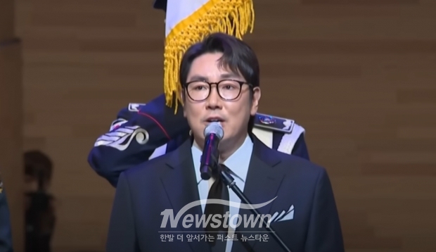 배우 조진웅 씨가 지난 8월15일 광복절 기념식에서 국민 대표로 나서 국기에 대한 맹세문을 낭독하는 모습/KBS 화면 캡처