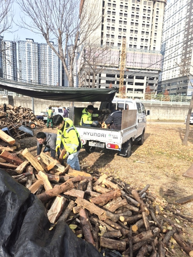 '산림부산물 활용' 사랑의 땔감 나누기 사업/사진 양산시 제공