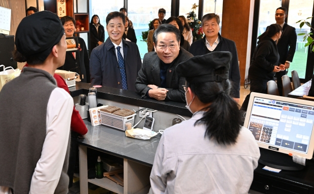 유정복 인천광역시장이 8일 강화군 사회복지법인 예닮에서 직업재활시설 근무자들을 격려하고 있다.
