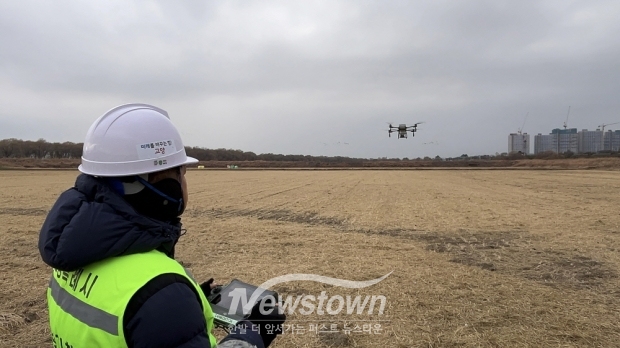 1. 드론을 활용해 철새들을 위한 볍씨를 살포하고 있다