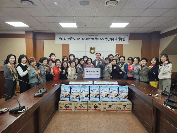 지난 9일 부천농협 여성회 여성대학에서 700만 원 상당의 식료품 및 생활용품을 기탁했다. / 부천시청