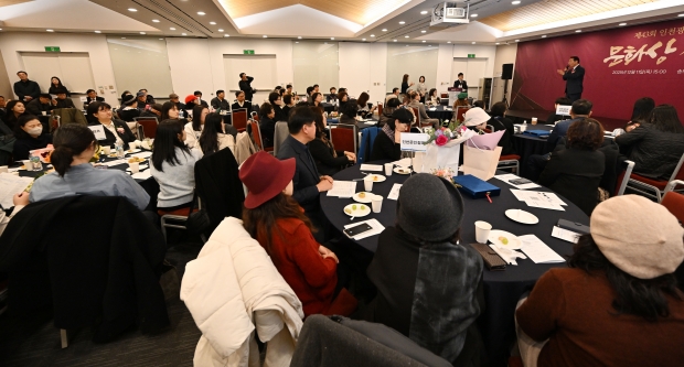 유정복 인천광역시장이 11일 송도컨벤시아에서 열린 '제43회 인천광역시 문화상 시상식'에서 축사를 하고 있다.