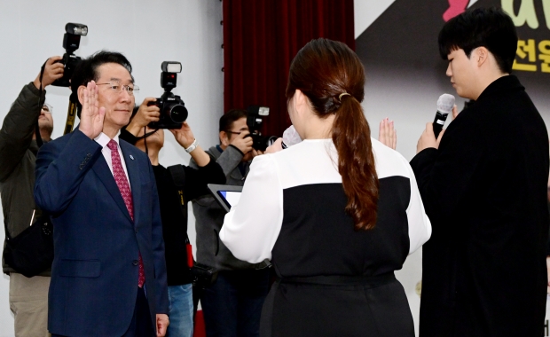 유정복 인천광역시장이 11일 시청에서 열린 '2025년 인천광역시 외로움 대응단 발대식'에서 참석자들과 선서문을 낭독하고 있다.