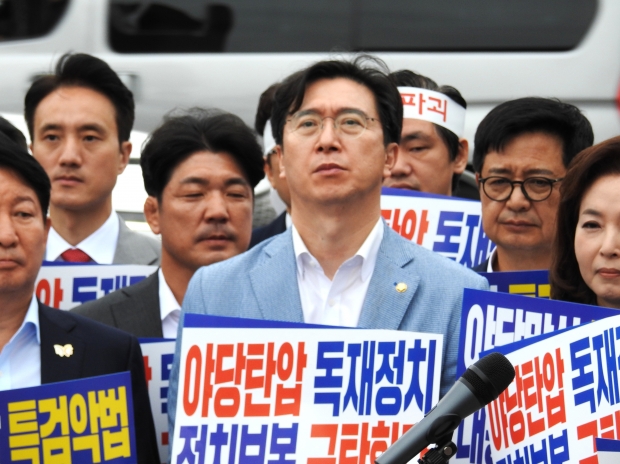 국민의힘 강민국 경남도당위원장 피켓시위 모습/사진 경남도당 제공