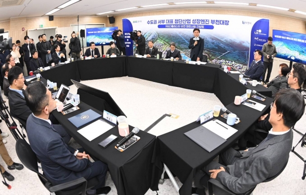 1. 이달 15일 오정구청에서 열린 ‘부천대장 R&D 클러스터 비전 파트너쉽 간담회’에서 조용익 부천시장이 이야기하고 있다.