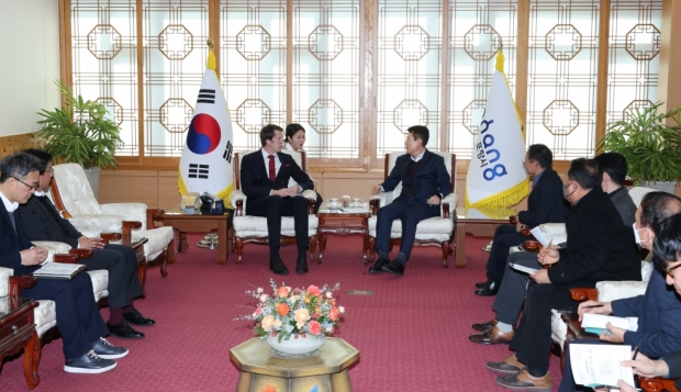 15일 북극경제이사회(Arcticn Economic Council, 이하 AEC) 매즈 크비스트 프레데릭센 사무총장이 포항시청을 방문해 이강덕 포항시장 및 관련 부서 국·과장과 함께 지속가능한 북극권 협력방안을 논의했다.