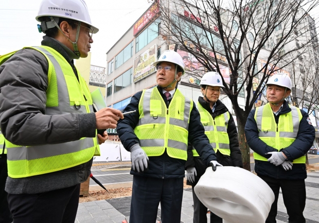 유정복 인천광역시장이 16일 서구 심곡동에서 동절기 급수대책 추진현황을 점검하고 있다. / 인천시청