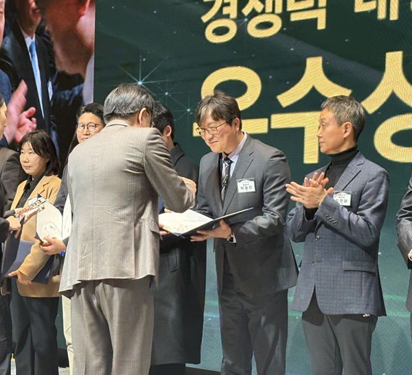 플랜티넷 박철진 사업본부장(오른쪽 2번째)이제24회 대한민국 AI·SW 기업 경쟁력 대상 시상식’에서 수상하고 있다.