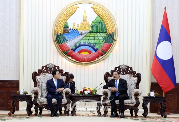 김태흠 충남도지사가 12월 18일 비엔티안에 위치한 라오스 총리실에서 손싸이 시판돈 총리를 접견했다.
