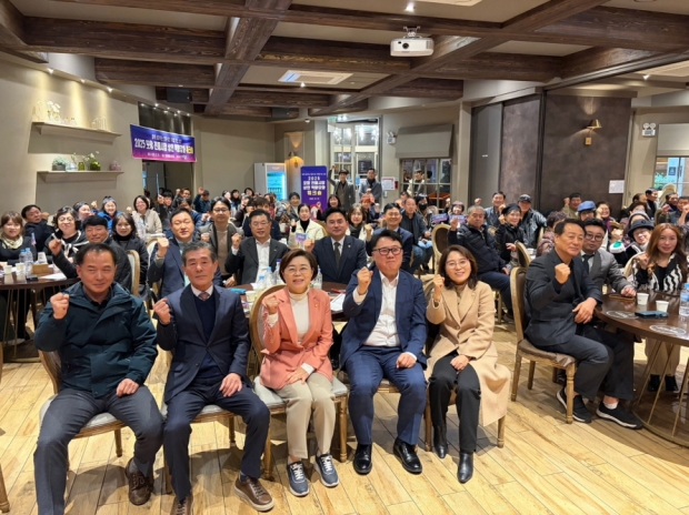 2025년 포항시 전통시장 상인 역량강화 워크숍에서 참석자들이 기념사진을 촬영하는 모습