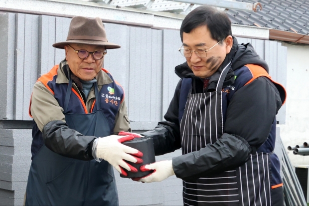 주낙영 경주시장(사진 우측)이 지난해 12월 월성동에서 천년미래포럼 회원들과 함께 사랑나눔 연탄배달 봉사활동을 하고 있다.