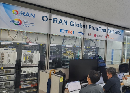 ETRI OTIC 시험실에서 기가레인의 멀티벤더 기반 O-RU 테스트를 진행하는 모습