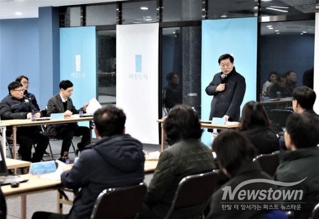박승원 광명시장이 23일 오후 준공을 앞둔 ‘광명소하신원아침도시’를 방문해 현장 관계자들과 간담회를 갖고 있다. /광명시<br>