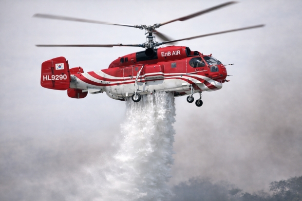 경주시가 2026년 산불진화헬기 임차를 추진하는 가운데 KA-32A 산불진화헬기가 담수 후 진화 작업을 벌이는 모습을 구현한 가상 이미지. (AI 생성)