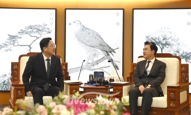 김태흠 충남도지사(사진/우측)가 12월 24일 충남도청 접견실에서 이장우 대전시장(사진/좌측)과 비공개 회동을 갖고 향후 대전충남 행정통합이 나아가야 할 방향성에 대해 심도 있는 논의를 진행했다.