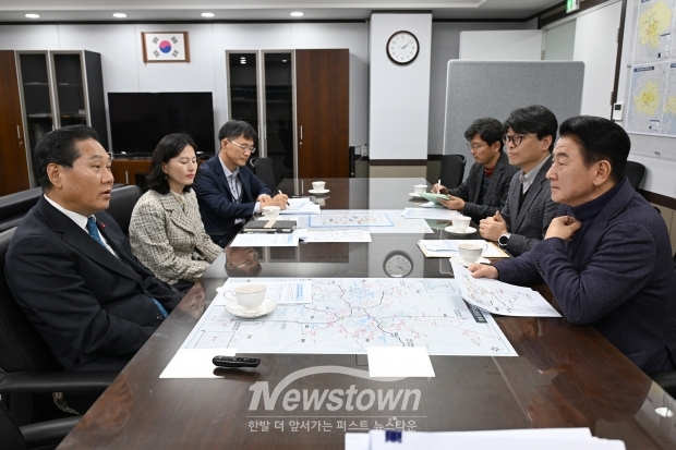 [사진설명] 김동근 시장이 12월 23일 국토교통부 대도시권광역교통위원회를 방문해 김용석 위원장과 주요 광역철도 현안에 대해 논의하고 있다/의정부시