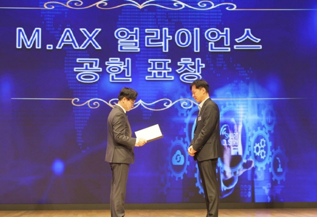 24일 서울 대한상공회의소에서 개최된 ‘M.AX 얼라이언스 제1차 총회’ 시상식에서 (오른쪽)폴라리스AI 변지웅 부사장이 기념 사진을 촬영하고 있다