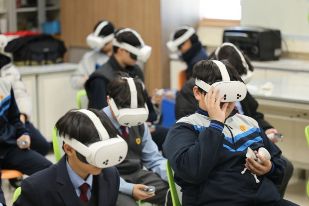 인천환경공단 직원이 광성중학교에서 학생들에게 VR 기기를 활용한 환경 교육을 진행하고 있다. / 인천환경공단