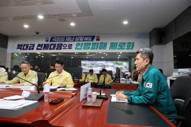 지난 3월 긴급상황판단 회의를 주재한 이강덕 포항시장은 산불 피해방지 24시간 비상대응 체계 가동 지시하고 있다