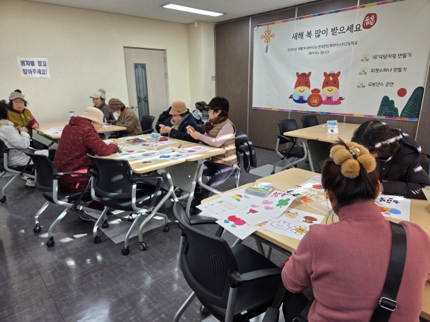 경주공업고등학교 학생들이 경주시 노인종합복지관에서 어르신들을 대상으로 체험 프로그램을 운영하고 있다