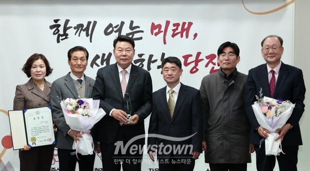지난 12월 29일 정학수 대전지방조달청장이 당진시를 방문해 우수기관 상패와 조달유공자 표창장을 직접 전수했다.