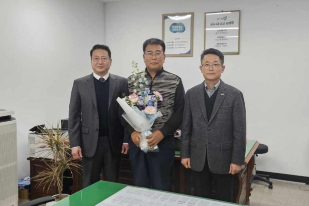 외쪽부터 더힐포레관계자, 이정주 국장