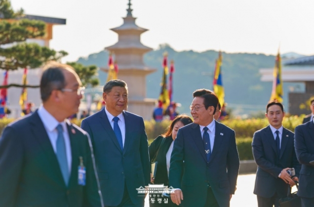 2025년 11월 2일 경주 APEC정상회의 계기 시진핑 중국 국가주석과 이재명 대통령이 만나 담소를 나누고 있다/ 사진=대통령실 
