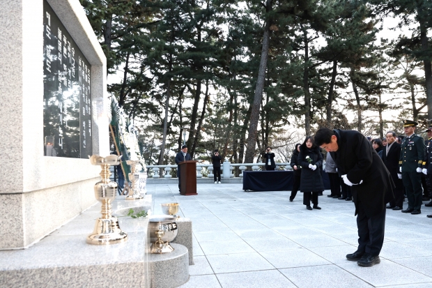 현충탑 참배/사진 양산시제공