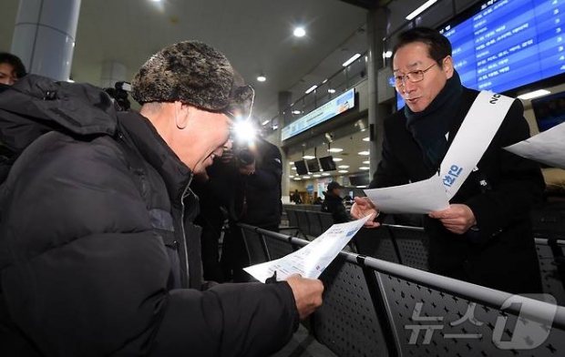 유정복 인천광역시장이 인천항연안여객터미널에서 여객선 이용객들에게 '인천 아이(i) 바다패스'를 홍보하고 있다.(인천시 제공)