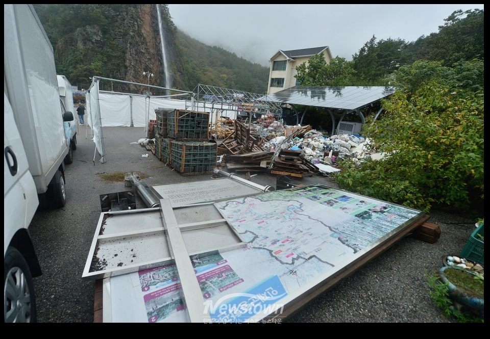 지난해 10월 황태축제장에 내 뒹굴러진 인제관광안내판