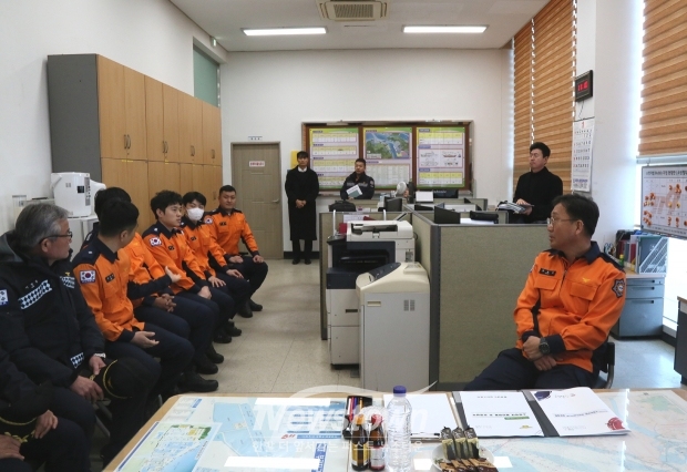 성호선 충남소방본부장이 1월 8일 당진 지역 유인도서와 소방정대를 찾아 도서지역 재난 대응체계를 점검하고 소방정 운영 현황과 출동 태세, 해상 재난 대응체계를 확인했다.