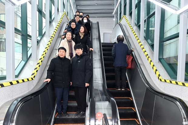 백운역 2번 출구 설치된 에스컬레이터 모습 / 부평구청