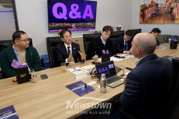 라스베이거스 컨벤션센터(LVCVA)를 방문해 대규모 국제 행사 유치를 위한 협력 방안에 대해 논의 중인 시 대표단/고양시