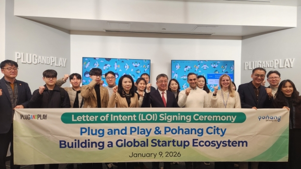 9일 플러그앤플레이를 방문한 포항시 대표단. 오른쪽부터 세 번째 플러그앤플레이 코리아 대표 신성우, 네 번째 플러그앤플레이 엘리나 골지(Elina Gorji) 이사, 다섯 번째 플러그앤플레이 sobhan khani(소브한 카니) 부사장.