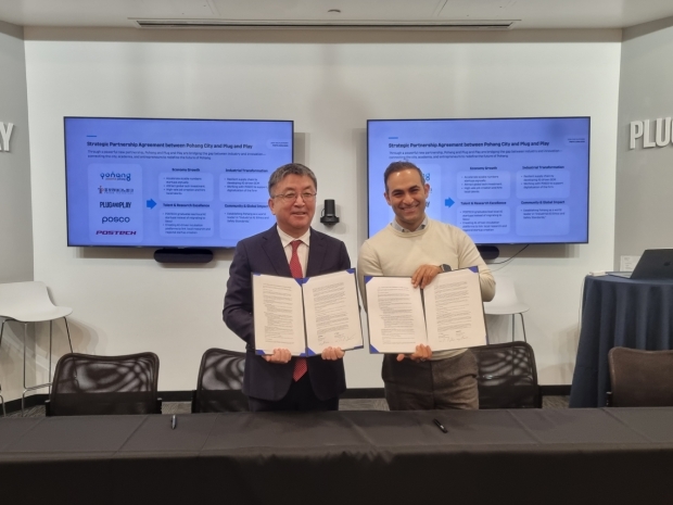 플러그 앤 플레이를 방문해 포항 지역 스타트업 육성과 창업 생태계 조성을 위한 협력 관계를 구축하고 업무협력 의향서(LOI)를 체결했다.장상길 포항시 부시장(좌), 플러그앤플레이 sobhan khani(소브한 카니) 부사장(우)