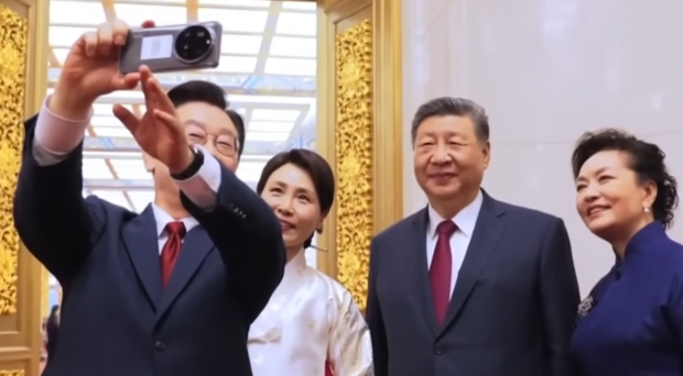 최근 방중한 이재명 대통령이 APEC 경주 행사 때 시진핑 중국 주석으로부터 선물 받은 샤오미 핸드폰으로 셀카를 찍어 논란이 된 장면/채널A 뉴스 캡처