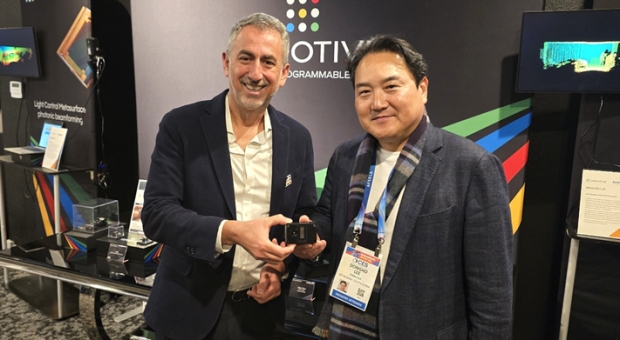 CES 2026에서 루모티브 최고경영자 샘 헤이다리와 스텔라-2를 소개하는 나무가 이동호 대표