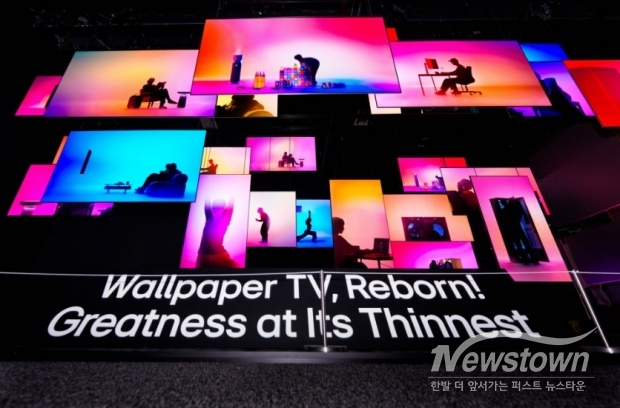 CES 2026 LG전자 전시관 입구에는 초슬림·초밀착 무선 월페이퍼 TV ‘LG 올레드 에보 AI W6’ 28대로 구성된 초대형 오브제가 관람객들을 맞이해 높은 관심을 받았다. / 사진=LG전자 제공