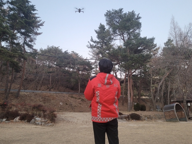 포항시 푸른도시사업단 녹지과 산림관리팀의 드론을 활용한 산불 대응 훈련 사진.