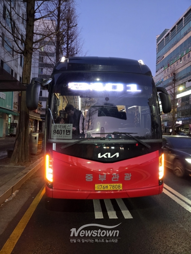 성남시가 14일부터 9401버스 노선에 투입한 전세버스 모습/성남시