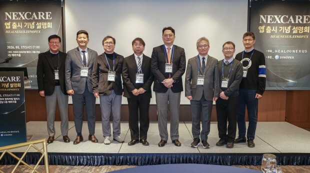 왼쪽부터 이진태 (본부장), 진성호 (힐넥서스 대표), 정민재 (부사장), 카가 마코토 (WTDM 사무총장), 이동형 (WTDM 이사장), 이정표 (서울의대 신장내과, 대한신장학회 총무이사), 유경돈 (울산대학교 신장내과 교수), 유동은 (연세U내과 원장) 기념촬영