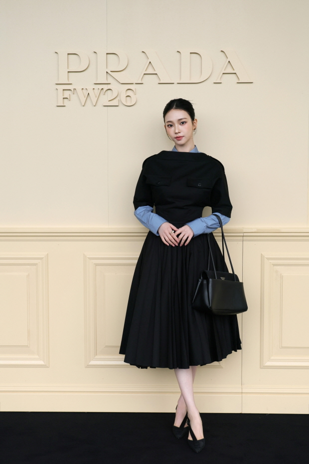 카리나 프라다 밀라노 패션쇼 포토월 이미지