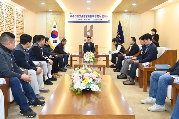 부천시는 지난 19일 한국노총 경기본부 부천김포지역지부, 한국건설산업노동조합과 함께 ‘부천시 지역건설산업 활성화를 위한 업무협약’을 체결했다. / 부천시청