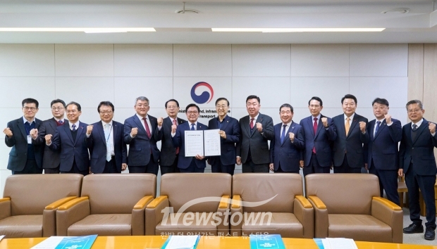 중부권 동서횡단철도 건설을 위한 13개 시·군 협력체가 지난 1월 19일 국토교통부 장관을 만나 ‘제5차 국가철도망 구축계획’ 신규 사업 반영을 촉구하는 공동건의문을 제출했다.