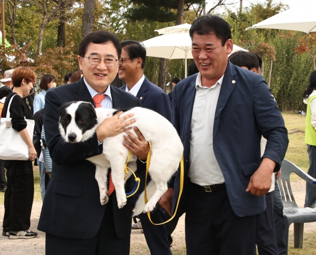 주낙영 경주시장이 반려동물 행사 현장에서 반려견을 안고 시민들과 소통하고 있다. 오른쪽은 박광호 경주시의회 문화도시위원장