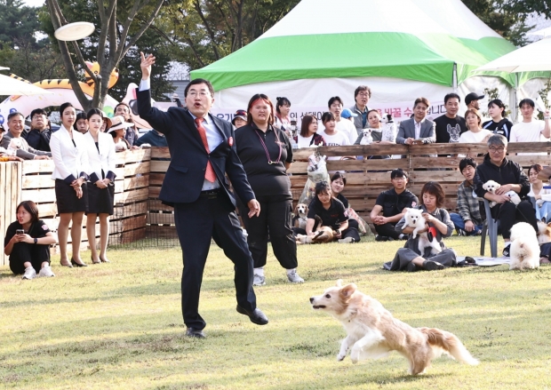 주낙영 경주시장이 반려동물 페스티벌 프로그램에 참여해 반려견과 함께하는 시민들을 바라보며 행사를 진행하고 있다