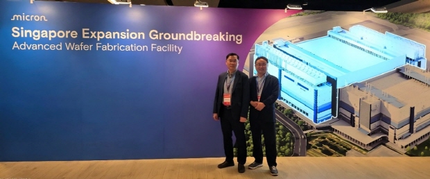싱가포르 마이크론 웨이퍼 제조공장 기공식에 참석한 에스티아이 관계자,좌) 에스티아이 임진문 부사장, 우) 싱가포르 법인 팀장]