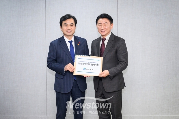 [사진설명]국방부에서 열린 ‘경기북부 미군공여구역 간담회’에서 김동근 시장(사진 오른쪽)이 안규백 국방부 장관에게 반환공여구역 관련 건의사항을 전달한 뒤 함께 기념사진을 찍고 있다.