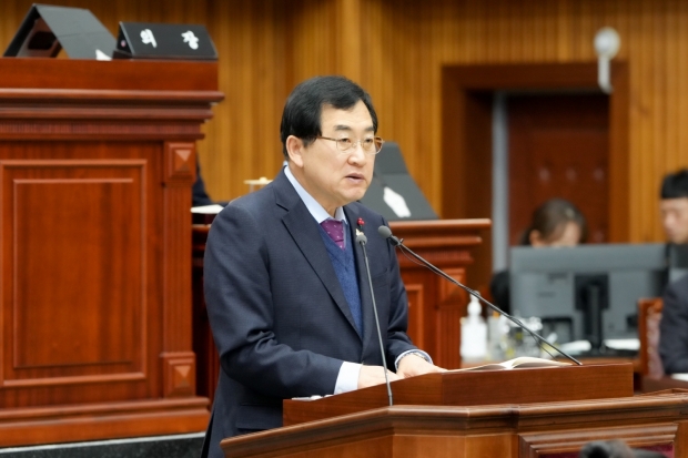 주낙영 경주시장이 29일 경주시의회 본회의장에서 열린 제295회 경주시의회 임시회에서 2026년 시정에 관한 보고를 하고 있다.