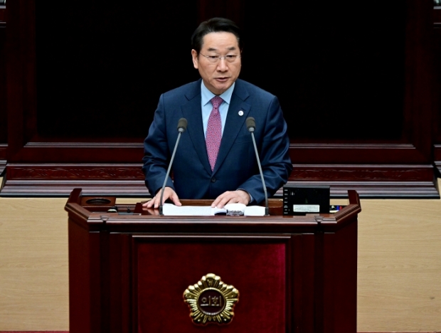 사진: 유정복 인천광역시장이 27일 인천광역시의회에서 열린 '제306회 임시회 제1차 본회의'에서 2026년도 시정보고를 하고 있다./사진=인천시청